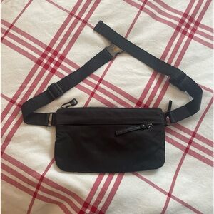 Black Lululemon waist pack
